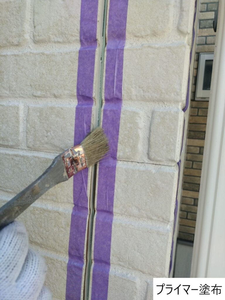 シーリング（コーキング）のプライマー散布です。シーリング（コーキング）の持ちをよくする効果があります。